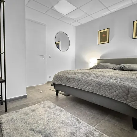 Gruppenfreundl Komfort Fuer 18 Im Zentrum Stuttgarts Апартаменты *