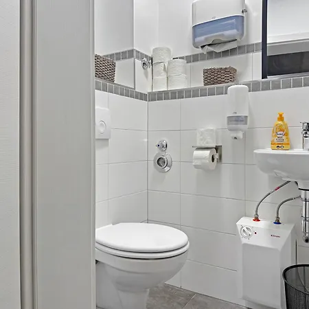 Gruppenfreundl Komfort Fuer 18 Im Zentrum Stuttgarts Апартаменты *